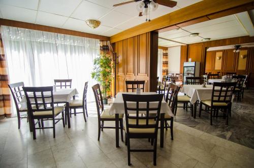 索普隆阳光俱乐部酒店的一间带桌椅和天花板的用餐室