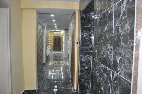科尼亚Mevlana Palace的黑色大理石瓷砖的酒店走廊