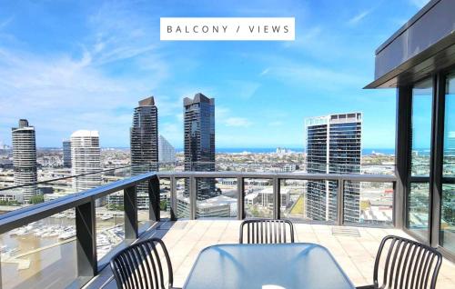 墨尔本Melbourne Lifestyle Apartments – Best Views on Collins的市景阳台,配有两把椅子