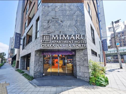 大阪MIMARU Osaka Namba North的一座建筑,上面标有读米兰达公寓酒店的标志