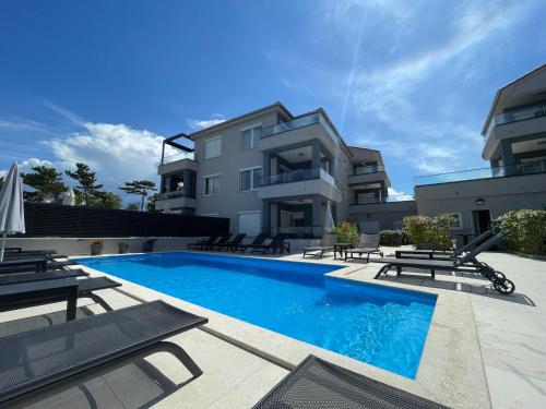 希洛Villas Punta Silo - luxury apartments with pool的大楼前的游泳池