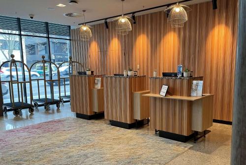 阿德莱德TRYP by Wyndham Pulteney Street Adelaide的一间商店,里面装有木箱,房间带窗户