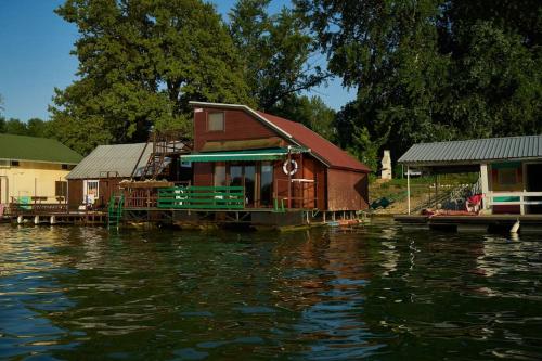 Homey house boat, great location