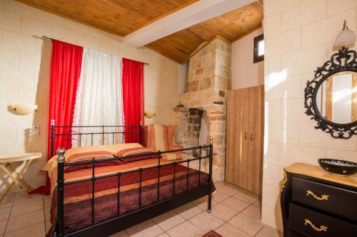 罗德镇埃夫多基亚酒店 的一间带双层床的卧室和一间浴室