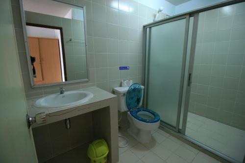 七岩七岩海滨酒店的浴室配有卫生间、盥洗盆和淋浴。
