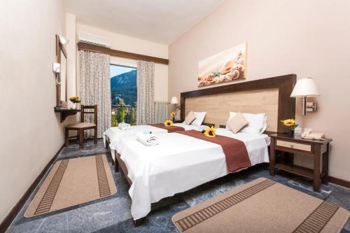 贝尼蔡斯珀塔玛吉海滩酒店的一间设有大床和窗户的酒店客房