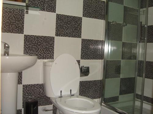 东旺娜桐宾馆的一间浴室