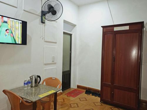 洞海Homestay 117 Bà Triệu - Đồng Hới的墙上有桌子和时钟的房间