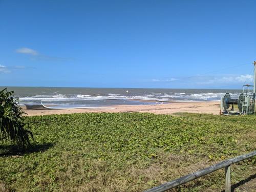 Home at the beach in Ingham的沙滩上的小船享有海滩美景