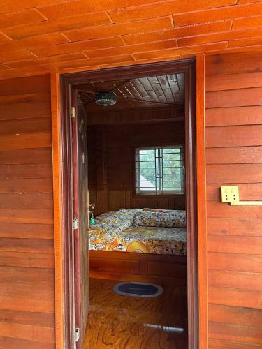 Phumĭ Chroŭy SvayCamping Cabin Mangrove的通往卧室的开放式门,卧室配有床