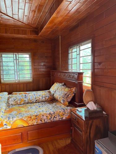 Phumĭ Chroŭy SvayCamping Cabin Mangrove的小木屋内一间卧室,配有一张床