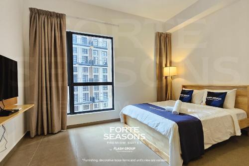 八打灵再也Forte Seasons Mossaz Premium Suites Petaling Jaya的一间卧室设有一张床和一个大窗户