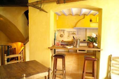 菲内斯特拉特Casa Figueretes的一间厨房,里面配有一张桌子和凳子