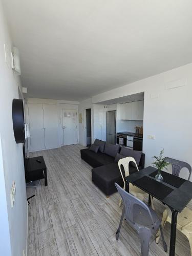 马德里Cómodo apartamento en Madrid的客厅配有沙发和桌子