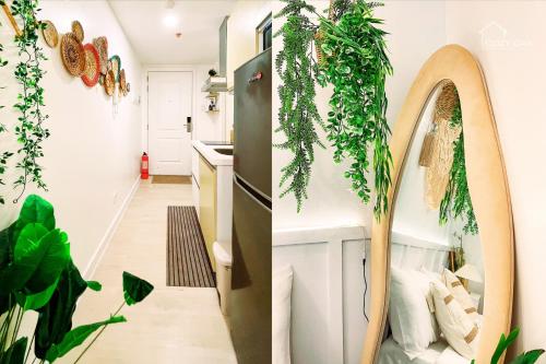 圣费尔南多Spacious Boho-Inspired Studio with Pool View balcony, Netflix, Boardgames & Karaoke的一间厨房,里面装有镜子和植物