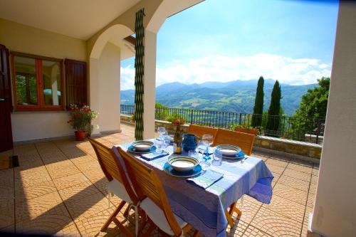 博比奥La Casa del Bosco - Villa with panoramic view of Bobbio and Val Trebbia valley的山景庭院内的桌子