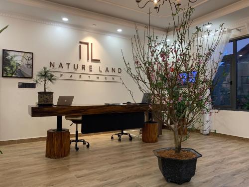 大叻Nature Land Apartment的办公室里设有一张桌子和一台电脑