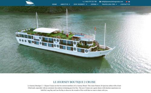 下龙湾Le Journey Calypso & Boutique Pool Cruises的浮在水面上的一艘大船