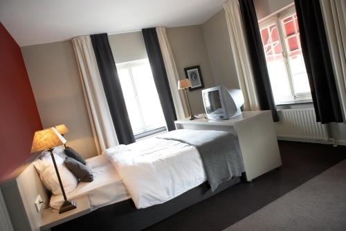 锡塔德迪布灵斯酒店的一间卧室设有一张床、一台电视和窗户。