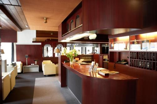 锡塔德迪布灵斯酒店的一间厨房,在房间内有长柜台
