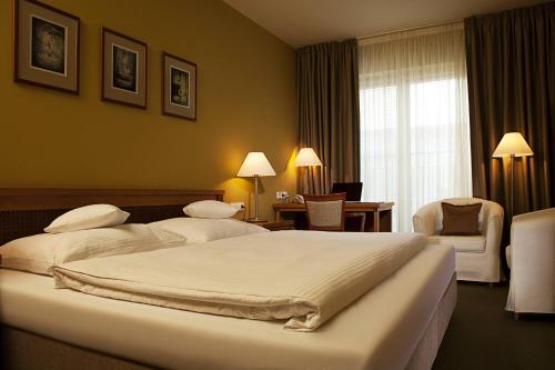 布拉格朵琪拉别墅酒店的酒店客房配有两张床和一张书桌