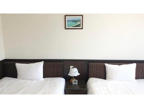 IbarumaPine Shima Resort Coral Fish - Vacation STAY 37446v的两张睡床彼此相邻,位于一个房间里