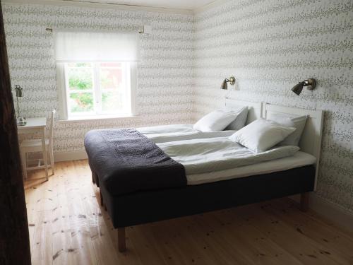 瑟德港Hälsingegården Erik-Anders的一间卧室设有一张大床、窗户和窗户