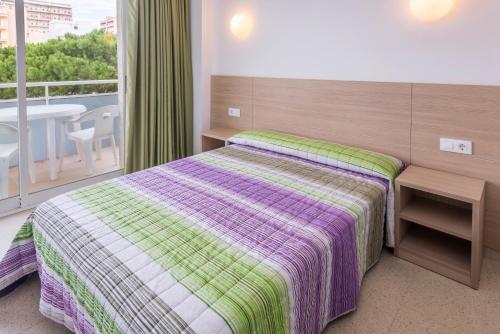 布拉内斯阳光海洋公寓的酒店客房设有一张床和一个阳台。