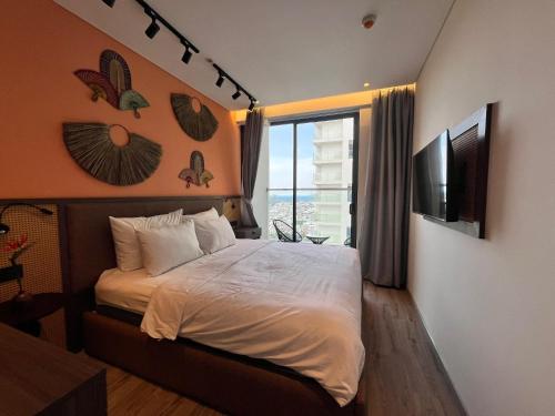 绥和市Apec mandala new Phú yên的酒店客房,配有床和电视