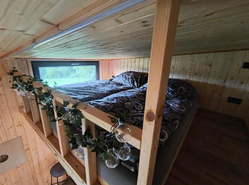 ChvalčovTiny house Chvalčov的小屋内床的顶部景致