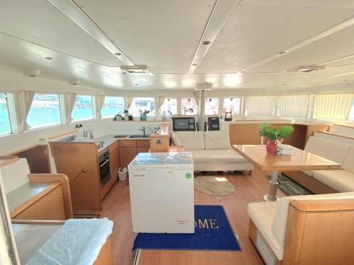 查龙Private Catamaran Yacht charter in Phuket by YACHTALE的船屋的厨房和客厅