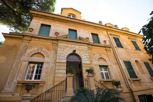 罗马亚提斯酒店的一座古老的建筑,前面有楼梯