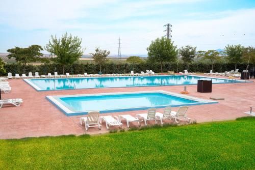 梅里达罗梅罗梅里达酒店的一个带躺椅的大型游泳池
