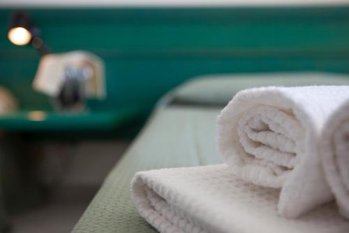 马达莱纳米拉龙加酒店的桌子上堆着的毛巾