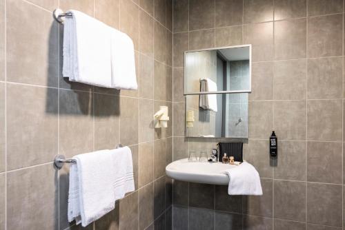 鹿特丹鹿特丹市中心宜必思酒店的一间带水槽和镜子的浴室