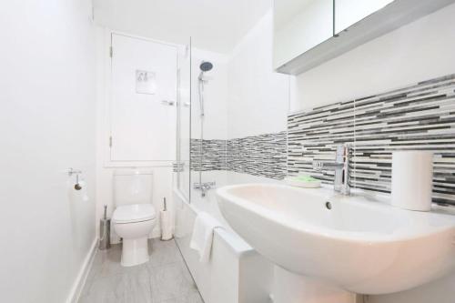 布里斯托Champion Court 10的白色的浴室设有水槽和卫生间。