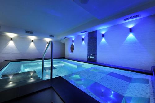 马累贝拉迪波斯考酒店的蓝色灯光的房间中的一个大型游泳池