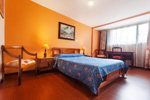 帕斯托弗朗西斯拉麦森酒店的卧室配有床、椅子和窗户。