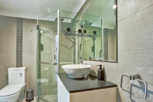 悉尼3 Bedroom House Ideal for Family - Ultimo的一间带水槽和玻璃淋浴的浴室