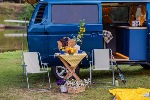 采蒂涅Vanlife Montenegro Camper Van and 2 Bikes的一辆蓝色货车,配有桌椅