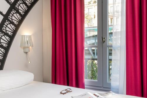 巴黎埃菲尔铁塔康布罗纳宜必思尚品酒店客房内的一张或多张床位