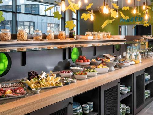 斯图加特ibis Styles Stuttgart Vaihingen的包含多种不同食物的自助餐