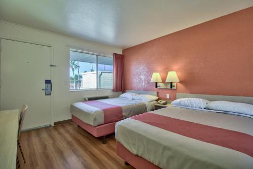Youngtown凤凰太阳城6号汽车旅馆 - 扬镇的酒店客房设有两张床和窗户。
