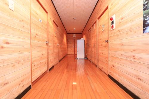 屋久岛宫之浦索日式旅馆的走廊上设有木墙和白色门
