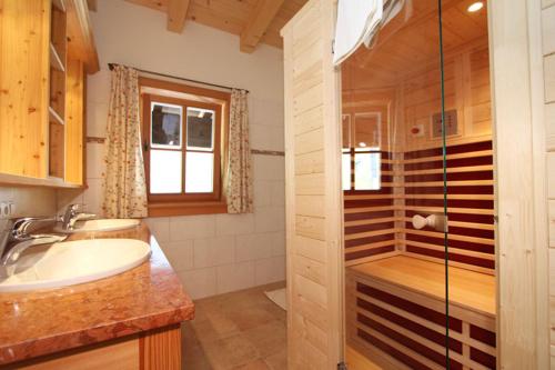 Ferienhaus Loderbichl的一间浴室