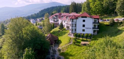 卡尔帕奇Hotel Dziki Potok Karpacz Konferencje & SPA的山丘上房屋的空中景致