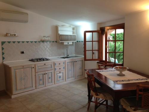 斯廷蒂诺Appartamento Caty的厨房配有桌子和桌子,设有用餐室。