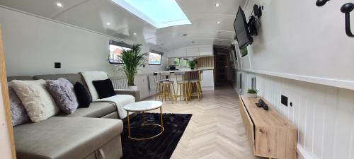 Luxury Boat Stay Liverpool sleeping 6 WiFi