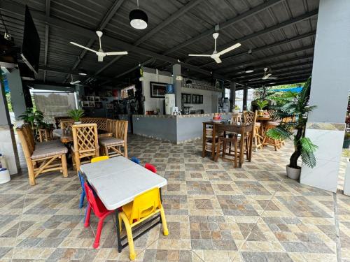 BejucoVilla Tungara的一个带桌椅的庭院和一间餐厅