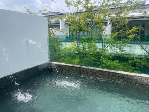 塞贝维New - Villa with Private Pool & Jacuzzi for 20 ppl in Puchong and Cyberjaya的建筑物前的水池